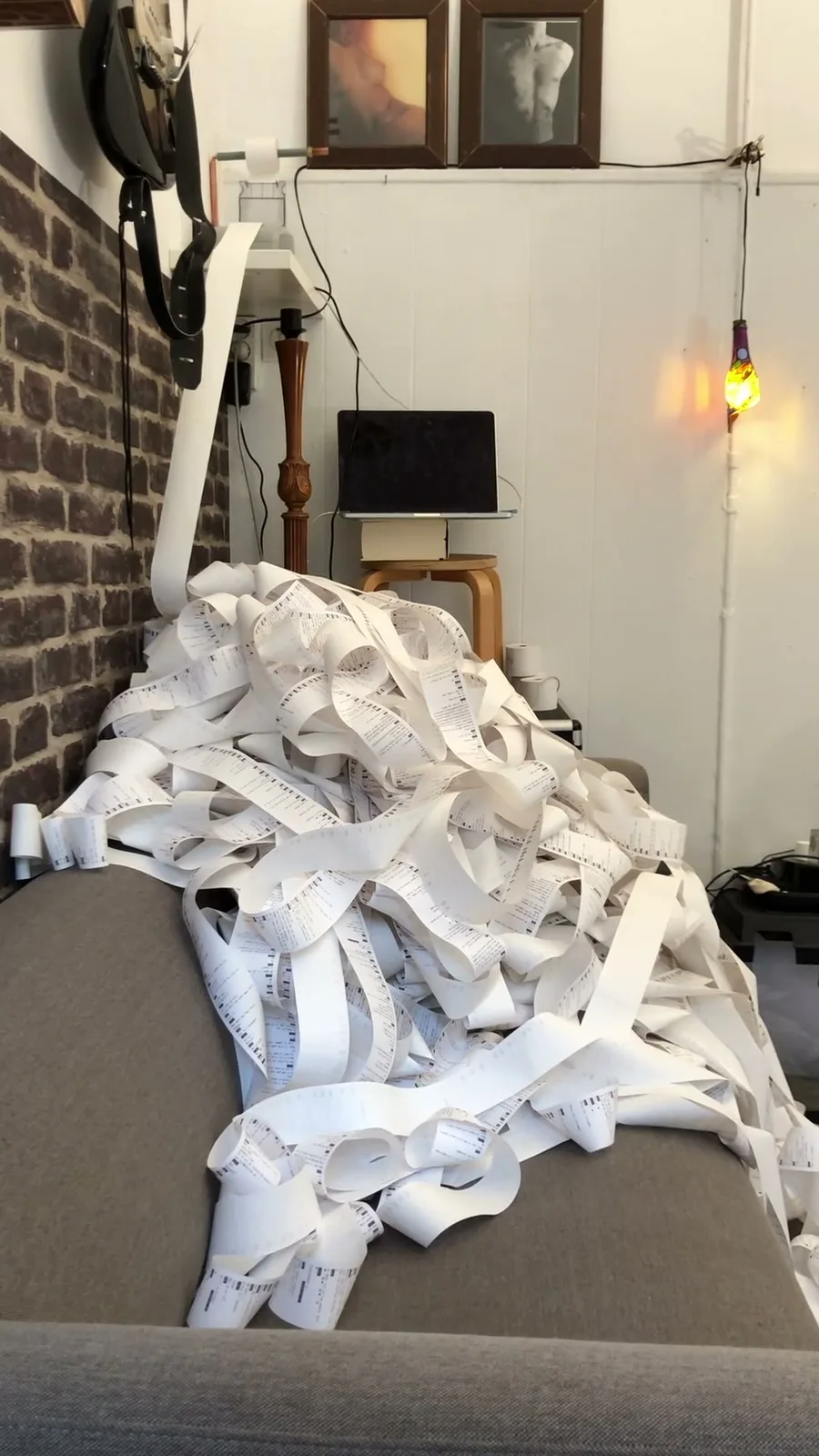 Video: de stapel bonnetjes op de bank